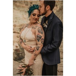 Lulu’s cream lace gown with scalloped neckline.